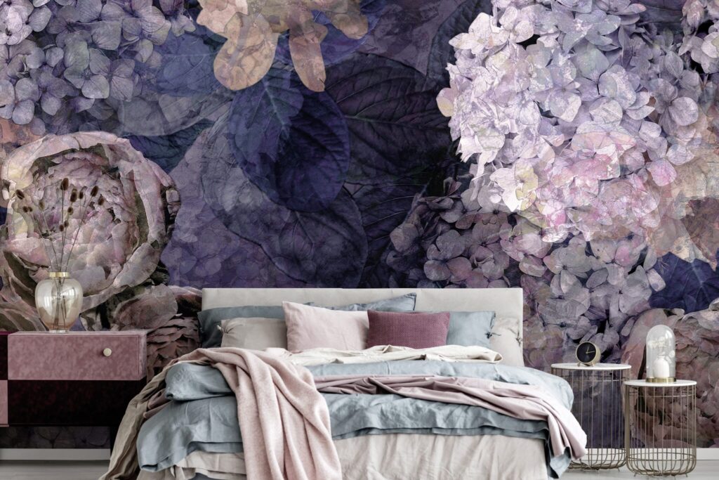 Näyttävä suurikuvioinen lila-violetti kukkatapetti makuuhuoneessa.