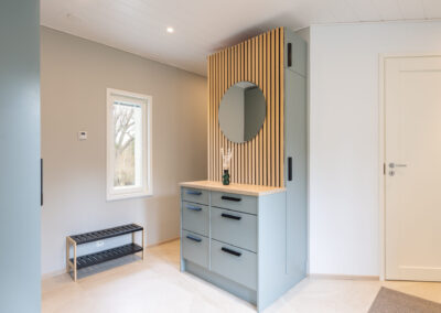 Omakotitalon sisustussuunnittelu, eteinen, puinen rimaseinä