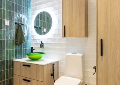 Omakotitalon sisustussuunnittelu, wc, vihreä seinälaatta